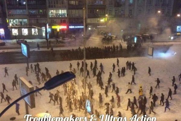 В Киеве подрались фанаты футбольных команд "Динамо" и "Бешикташ" В Киеве подрались фанаты футбольных команд "Динамо" и "Бешикташ"