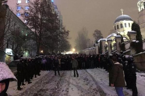 В Киеве подрались фанаты футбольных команд "Динамо" и "Бешикташ" В Киеве подрались фанаты футбольных команд "Динамо" и "Бешикташ"