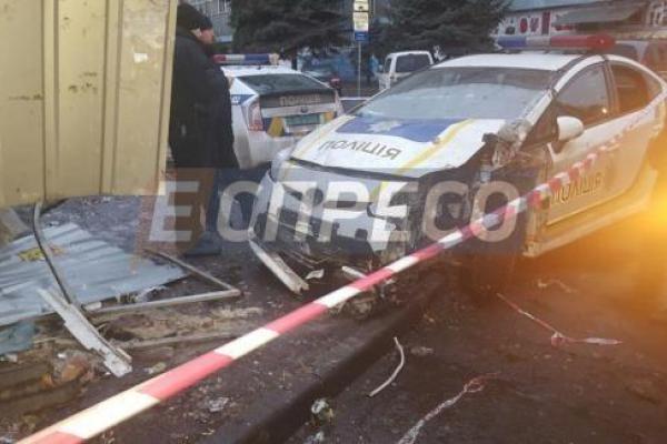 В Киеве патрульный "Toyota Prius" растрощил хлебный киоск В Киеве патрульный "Toyota Prius" растрощил хлебный киоск