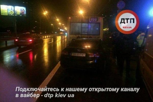 В Киеве "Lexus" въехал в троллейбус: два человека тяжело травмированы В Киеве "Lexus" въехал в троллейбус: два человека тяжело травмированы