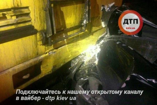 В Киеве "Lexus" въехал в троллейбус: два человека тяжело травмированы В Киеве "Lexus" въехал в троллейбус: два человека тяжело травмированы