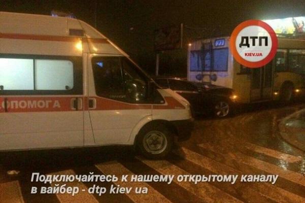 В Киеве "Lexus" въехал в троллейбус: два человека тяжело травмированы В Киеве "Lexus" въехал в троллейбус: два человека тяжело травмированы