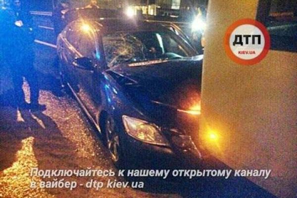 В Киеве "Lexus" въехал в троллейбус: два человека тяжело травмированы В Киеве "Lexus" въехал в троллейбус: два человека тяжело травмированы
