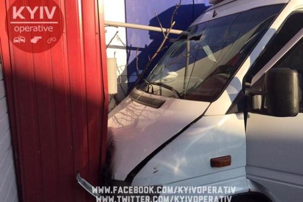 В Киеве микроавтобус "Mercedes" столкнулся с маршруткой: пострадала пассажирка автобуса В Киеве микроавтобус "Mercedes" столкнулся с маршруткой: пострадала пассажирка автобуса