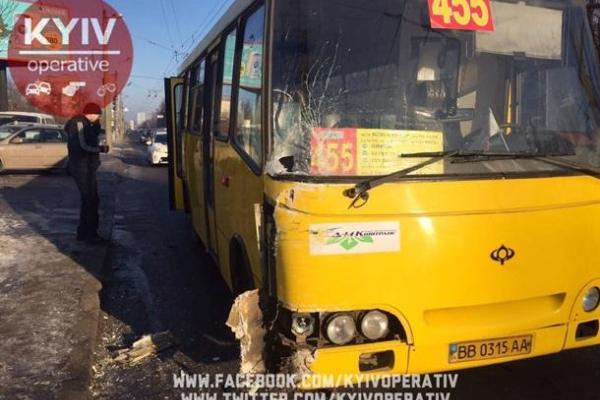 В Киеве микроавтобус "Mercedes" столкнулся с маршруткой: пострадала пассажирка автобуса В Киеве микроавтобус "Mercedes" столкнулся с маршруткой: пострадала пассажирка автобуса