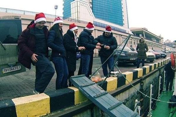 На дне Одесского залива дайверы установили новогоднюю елку На дне Одесского залива дайверы установили новогоднюю елку