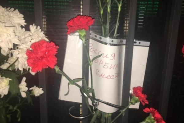 В Одессе активисты "Правого сектора" снесли мемориал жертвам Ту-154 возле консульства РФ В Одессе активисты "Правого сектора" снесли мемориал жертвам Ту-154 возле консульства РФ