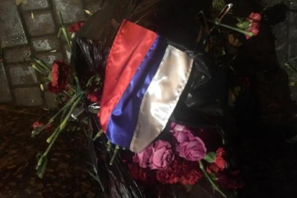 В Одессе активисты "Правого сектора" снесли мемориал жертвам Ту-154 возле консульства РФ В Одессе активисты "Правого сектора" снесли мемориал жертвам Ту-154 возле консульства РФ