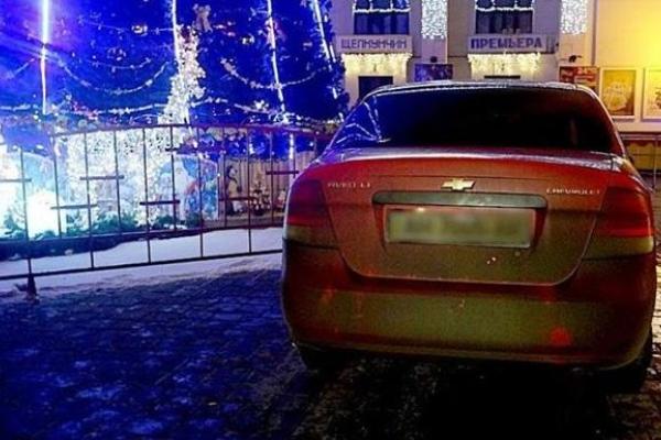 В Мариуполе пьяный коп за рулем "Chevrolet Aveo" влетел в городскую елку