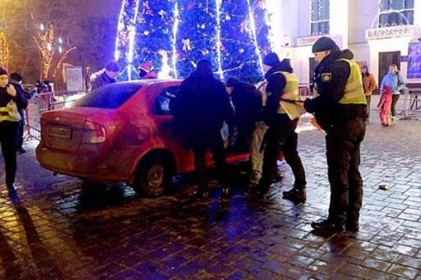 В Мариуполе пьяный коп за рулем "Chevrolet Aveo" влетел в городскую елку