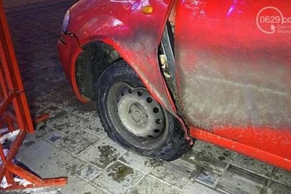 В Мариуполе пьяный коп за рулем "Chevrolet Aveo" влетел в городскую елку