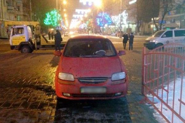 В Мариуполе пьяный коп за рулем "Chevrolet Aveo" влетел в городскую елку