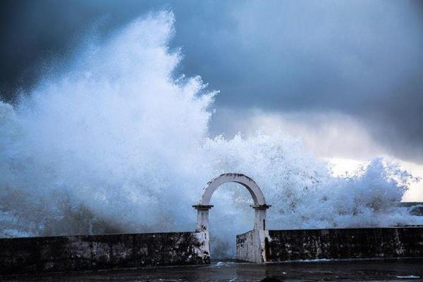 Шторм в Сочи: огромные волны затопили первые этажи прибрежных отелей Шторм в Сочи: огромные волны затопили первые этажи прибрежных отелей
