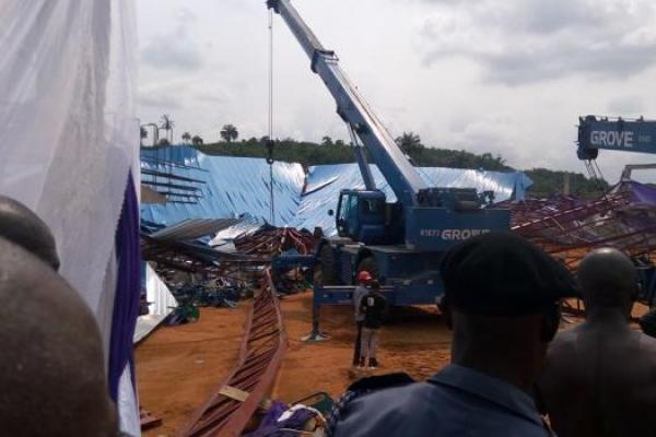 В Нигерии выросло число жертв, погибших под рухнувшей крышей церкви В Нигерии выросло число жертв, погибших под рухнувшей крышей церкви