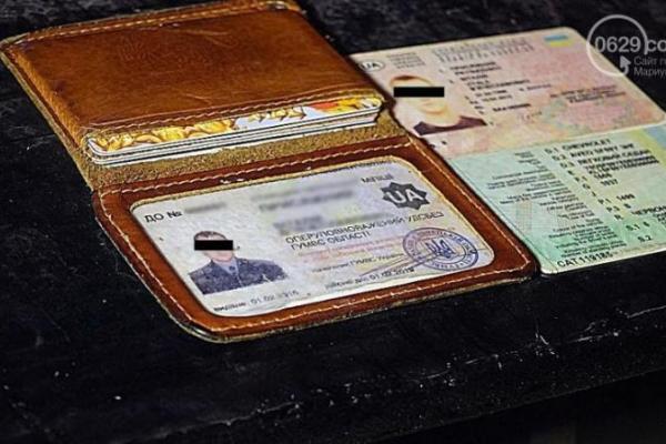 В Мариуполе пьяный коп за рулем "Chevrolet Aveo" влетел в городскую елку