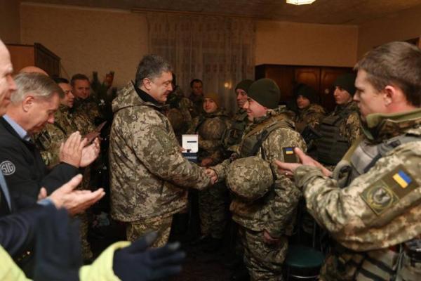 Порошенко с американскими сенаторами побывал на командном пункте в районе Широкино Порошенко с американскими сенаторами побывал на командном пункте в районе Широкино