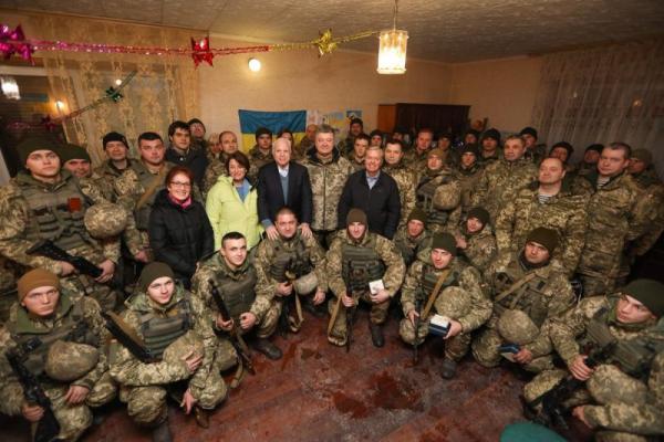 Порошенко с американскими сенаторами побывал на командном пункте в районе Широкино Порошенко с американскими сенаторами побывал на командном пункте в районе Широкино