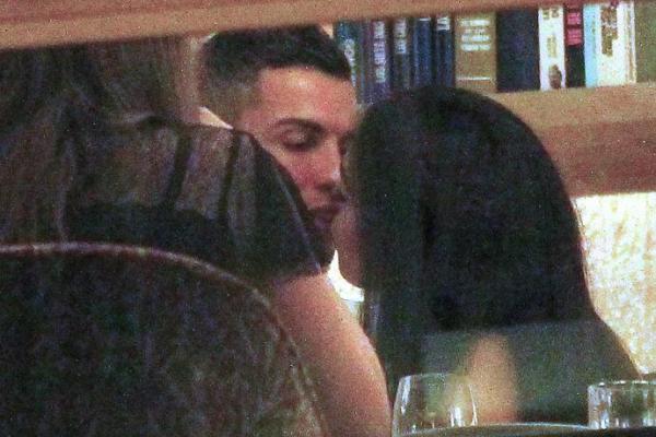 Папарацци "застукали" Криштиану Роналду с его новой возлюбленной