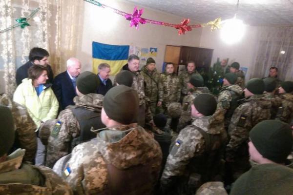 Порошенко с американскими сенаторами побывал на командном пункте в районе Широкино Порошенко с американскими сенаторами побывал на командном пункте в районе Широкино