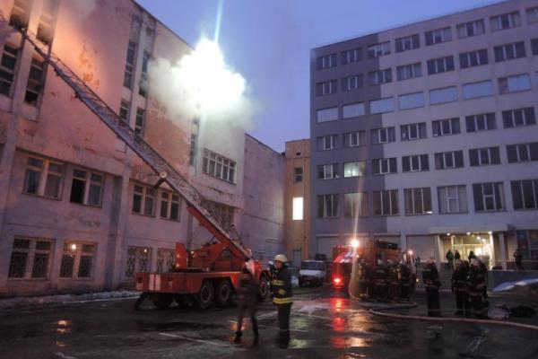 В Киеве спасатели всю ночь тушили пожар на заводе имени Лепсе В Киеве спасатели всю ночь тушили пожар на заводе имени Лепсе
