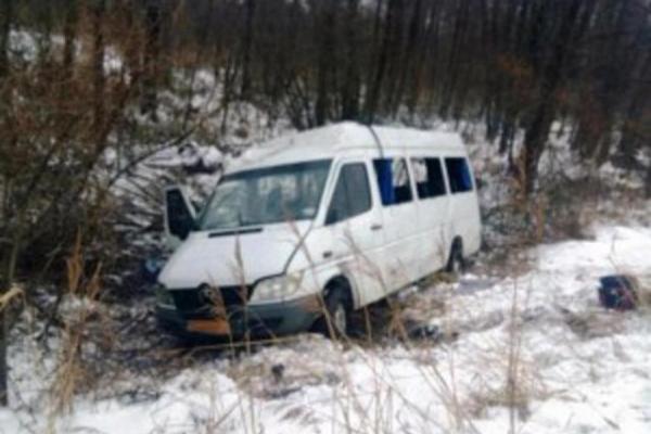 На Черниговщине перевернулась маршрутка: травмированы 18 человек На Черниговщине перевернулась маршрутка: травмированы 18 человек