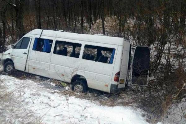 На Черниговщине перевернулась маршрутка: травмированы 18 человек На Черниговщине перевернулась маршрутка: травмированы 18 человек
