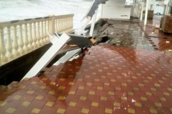 Шторм в Сочи: огромные волны затопили первые этажи прибрежных отелей Шторм в Сочи: огромные волны затопили первые этажи прибрежных отелей