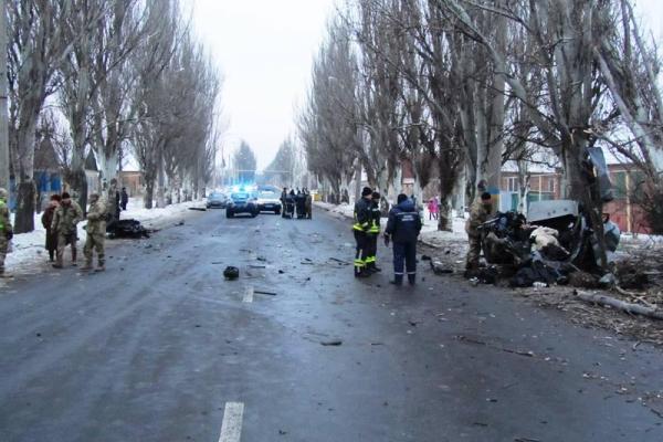 На Донетчине "Hyundai Elantraв" влетел в дерево: авто разорвало на части, 2 человека погибли На Донетчине "Hyundai Elantraв" влетел в дерево: авто разорвало на части, 2 человека погибли