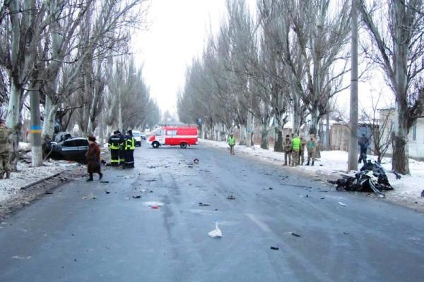 На Донетчине "Hyundai Elantraв" влетел в дерево: авто разорвало на части, 2 человека погибли На Донетчине "Hyundai Elantraв" влетел в дерево: авто разорвало на части, 2 человека погибли