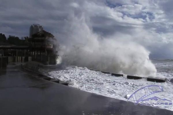 Шторм в Сочи: огромные волны затопили первые этажи прибрежных отелей Шторм в Сочи: огромные волны затопили первые этажи прибрежных отелей
