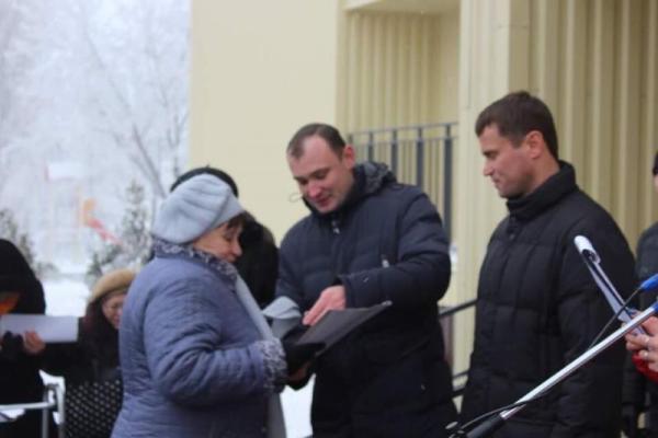 В Дебальцево власти вручили "во временное пользование" ключи от квартир в "отжатом" общежитии