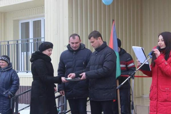 В Дебальцево власти вручили "во временное пользование" ключи от квартир в "отжатом" общежитии