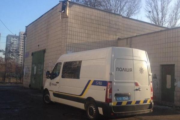 В Киеве вооруженный мужчина в маскарадной шляпе напал на продавщицу магазина В Киеве вооруженный мужчина в маскарадной шляпе напал на продавщицу магазина