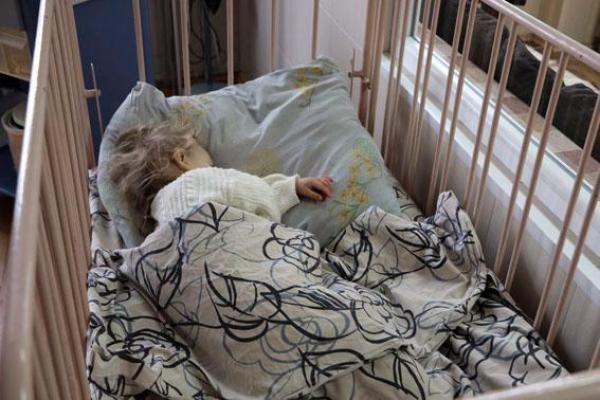 В Славянске медики борются за здоровье сестричек, брошенных матерью на 3 дня в холодном доме