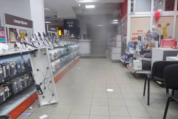 В Киеве воры за 5 минут вынесли из магазина около 50 смартфонов В Киеве воры за 5 минут вынесли из магазина около 50 смартфонов
