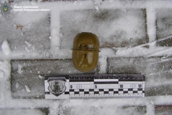 На Ровенщине во двор частного дома подбросили мягкую игрушку с гранатой внутри