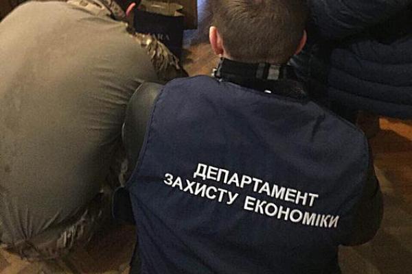 В Одессе оперативники УЗЭ задержали чиновника Минобороны на крупной взятке В Одессе оперативники УЗЭ задержали чиновника Минобороны на крупной взятке