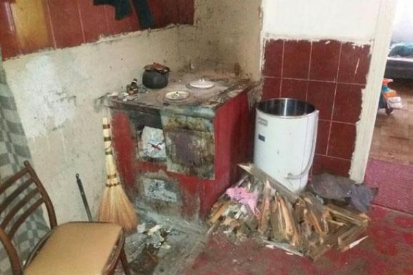 В Славянске мать бросила дочерей замерзать в холодном доме: девочки попали в больницу