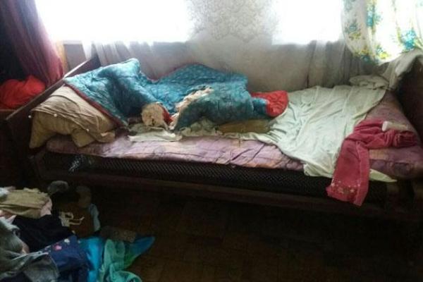 В Славянске мать бросила дочерей замерзать в холодном доме: девочки попали в больницу