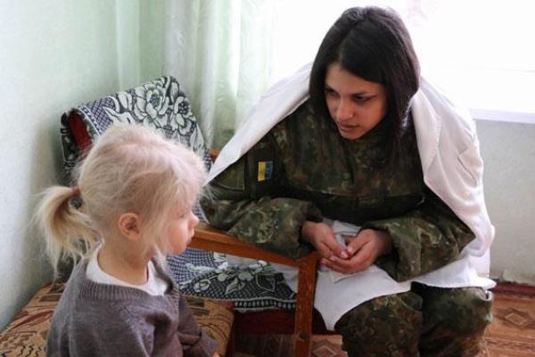 В Славянске медики борются за здоровье сестричек, брошенных матерью на 3 дня в холодном доме