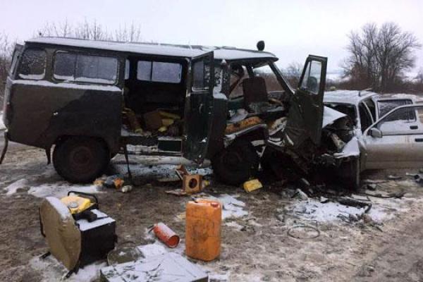 На Донетчине столкнулись в лобовую две легковушки: пострадали 8 человек