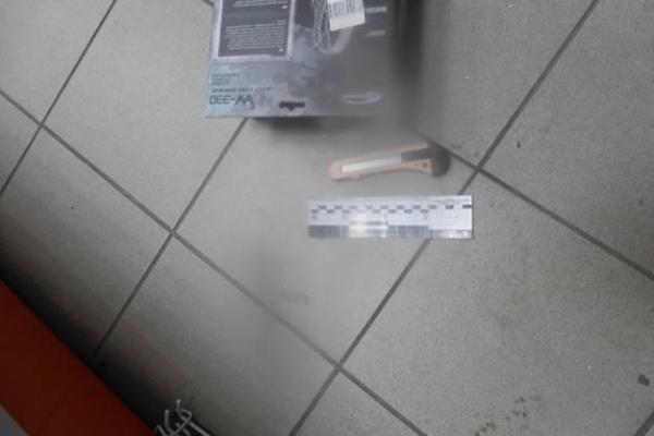 В Киеве воры за 5 минут вынесли из магазина около 50 смартфонов В Киеве воры за 5 минут вынесли из магазина около 50 смартфонов