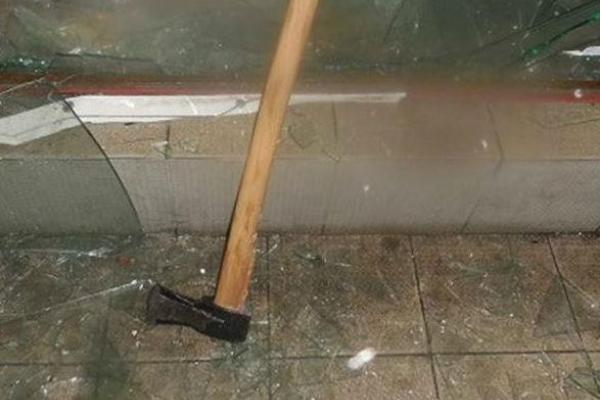 В Киеве воры за 5 минут вынесли из магазина около 50 смартфонов В Киеве воры за 5 минут вынесли из магазина около 50 смартфонов