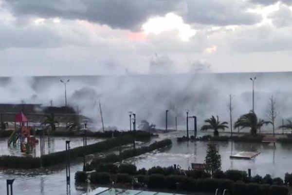 Шторм в Сочи: огромные волны затопили первые этажи прибрежных отелей Шторм в Сочи: огромные волны затопили первые этажи прибрежных отелей