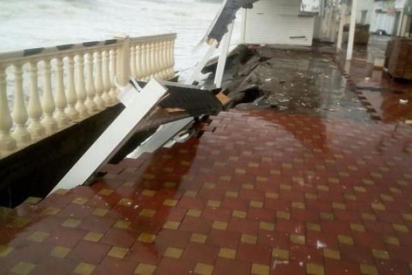 В российском Сочи устраняют последствия разбушевавшегося урагана В российском Сочи устраняют последствия разбушевавшегося урагана