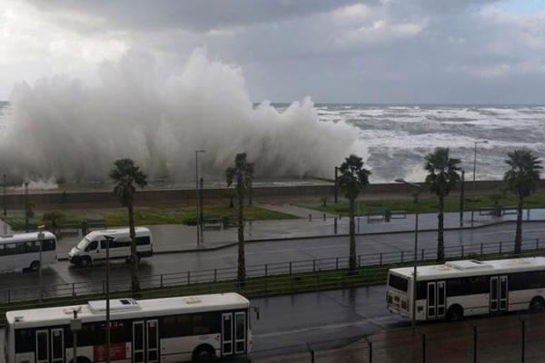 Шторм в Сочи: огромные волны затопили первые этажи прибрежных отелей Шторм в Сочи: огромные волны затопили первые этажи прибрежных отелей