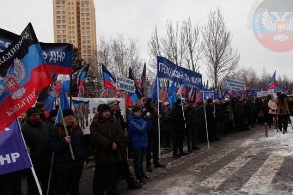 В оккупированном Донецке людей согнали на митинг по случаю Дня солидарности В оккупированном Донецке людей согнали на митинг по случаю Дня солидарности