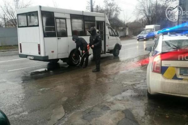 В Мариуполе на маршрутку с людьми упал фонарный столб В Мариуполе на маршрутку с людьми упал фонарный столб