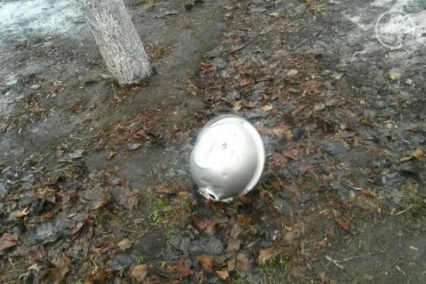 В Мариуполе на маршрутку с людьми упал фонарный столб В Мариуполе на маршрутку с людьми упал фонарный столб