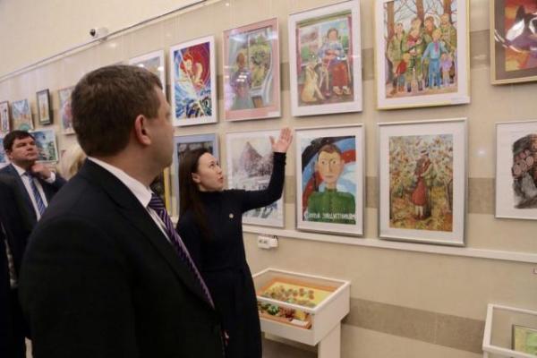 В оккупированном Симферополе главари "Л-ДНР" открыли фотовыставки о Донбассе В оккупированном Симферополе главари "Л-ДНР" открыли фотовыставки о Донбассе